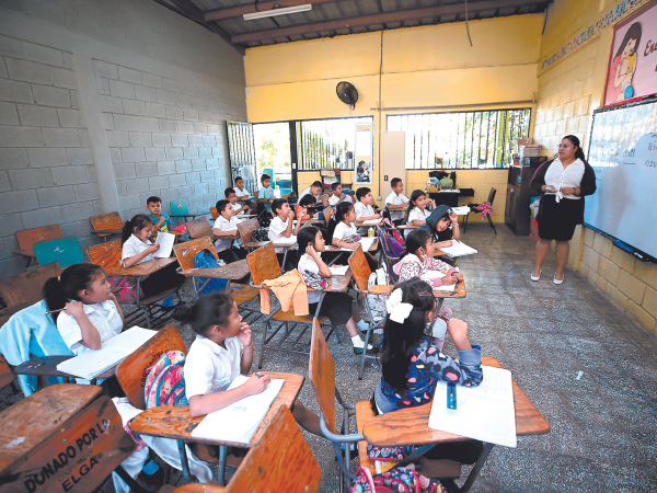 Los padres de familia aportan para la compra de material y libros de texto en las escuelas del sistema público.