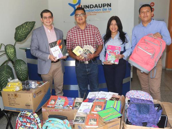 Jinmy Bertrand, director ejecutivo de la FUNDAUPN; la coordinadora académica, Lesly Hernández y Melvin Santos, coordinador administrativo, con mucha alegría hacen entrega del importante donativo, al editor de la sección Metro de EL HERALDO, Edwin Ordóñez.