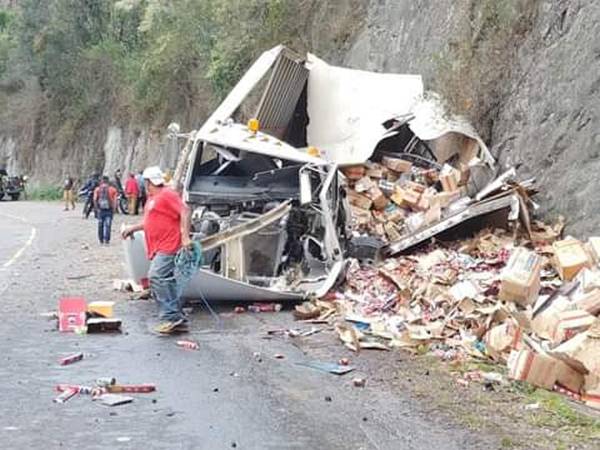 El automotor quedó completamente destrozado tras el volcamiento evidenciando la magnitud dell accidente.