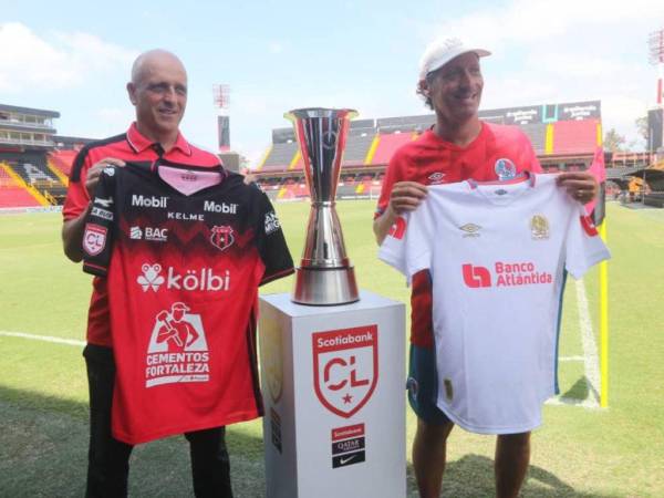 Los técnicos de Alajuelense, Fabián Coito y de Olimpia, Pedro Troglio posaron junto a la copa que uno de los equipos levantará mañana miércoles.