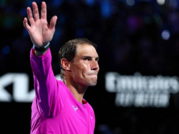 Rafael Nadal saluda al ganar la final del Abierto de Australia ante Daniil Medvedev, el domingo 30 de enero de 2022. Foto AFP