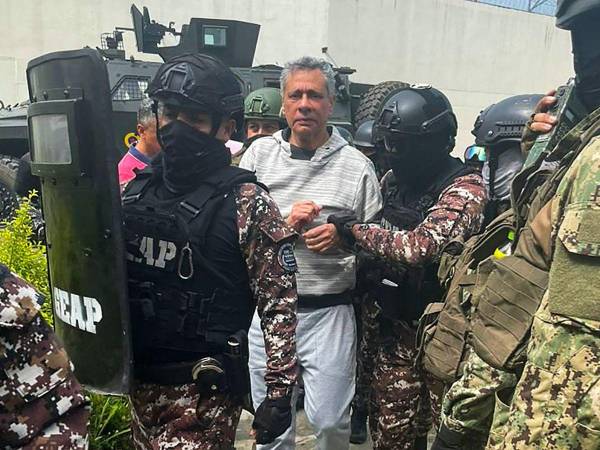 Jorge Glas, el ex vicepresidente de Ecuador durante parte del mandato presidencial de Rafael Correa, fue trasladado este sábado a la cárcel de máxima seguridad La Roca, en Guayaquil, tras haber sido detenido en un asalto a la Embajada de México donde estaba.