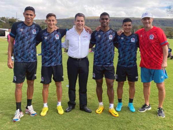 El presidente de Olimpia y Pedro Troglio junto a los cuatro ganadores.