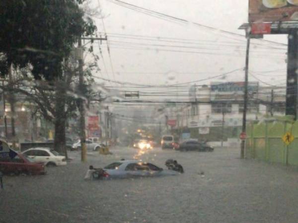 El bulevar Morazán de Tegucigalpa es uno de los más afectados por las lluvias.