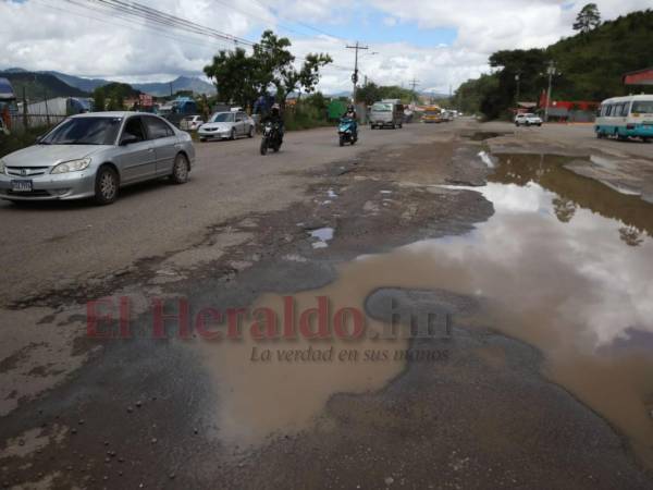 A 3.5 kilómetros antes de llegar a la rotonda de La Laguna, el carril que viene de la Cerro Grande está devastado y lleno de agua.