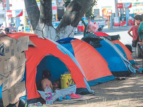 Los niños pasan varios días en Honduras mientras esperan que sus padres recojan dinero para seguir la ruta.