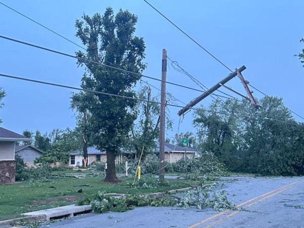 Varias viviendas quedaron destruidas por las caídas de árboles, así como varias ciudades se encuentran sin electricidad.