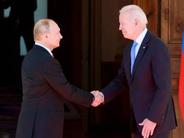 Biden tomó la iniciativa y tendió la mano a Putin. 'Siempre es mejor verse cara a cara', dijo el mandatario estadounidense al inicio de esta cumbre, la primera con el líder ruso desde que llegó a la Casa Blanca en enero. Foto: AFP