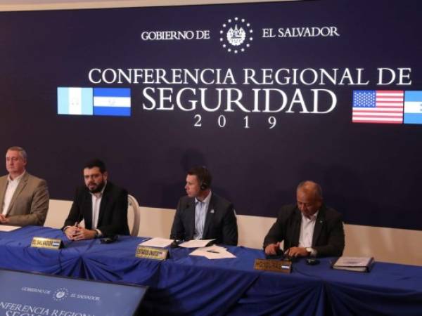 El Ministro de Seguridad de Honduras, Julián Pacheco; el Ministro de Seguridad de El Salvador, Rogelio Rivas; el Secretario Interino de Seguridad Nacional de Estados Unidos, Kevin K. McAleenan; y el Ministro de Seguridad de Guatemala, Enrique Degenhart, ofrecen una conferencia de prensa en San Salvador. Foto AFP