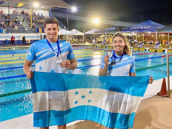 Diego Deliu y Michell Ramírez con sus medallas de plata y la bandera de Honduras.