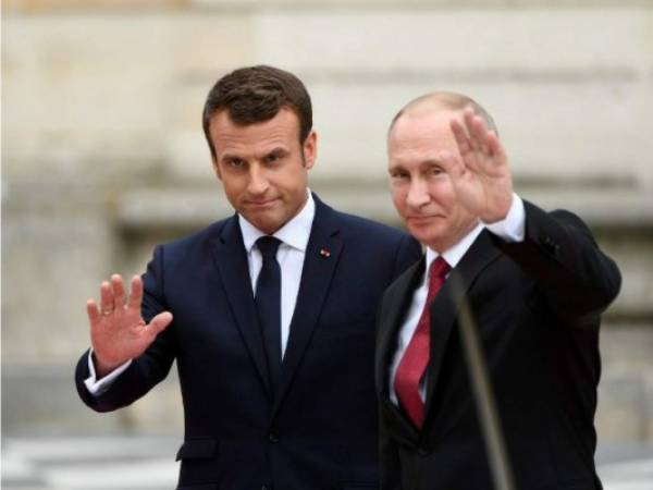 El presidente francés Emmanuel Macron junto a su homólogo ruso Vladimir Putin. Foto: Agencia AFP