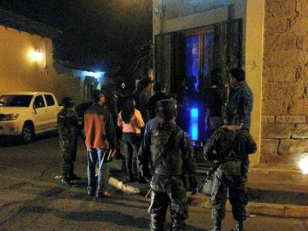 Rescatan a cuatro jóvenes de centros nocturnos en operación 'Tormenta de fuego' en Comayagua (Fotos: Juan César Díaz / EL HERALDO Honduras)