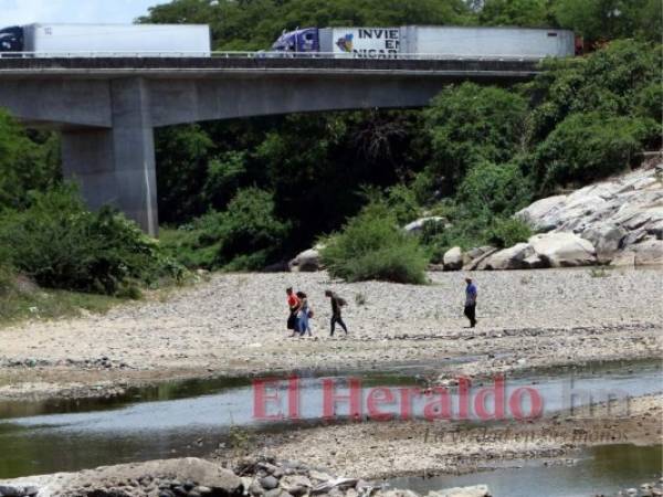 En la parte de abajo del puente internacional sobre el río Guasaule, entre la frontera de Honduras y Nicaragua, hay un constante paso de personas. En el caso de los migrantes, los llevan por puntos ciegos. Foto: Johny magallanes/El Heraldo