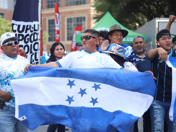 Con la ilusión de sacar boleto a cuartos de final, aficionados hondureños compran sus boletos en Charlotte.