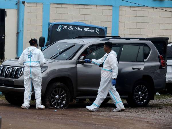 Especialistas de la DPI realizaron la mañana de ayer una minuciosa inspección en la camioneta del abogado Iván Martínez.