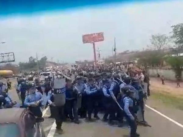 Video: mujer policía reprende a agente por disparar en desalojo de manifestantes en la CA-5