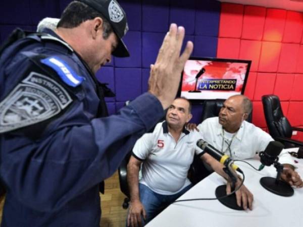 Al llegar a cabina, las autoridades dieron lectura a la orden e instaron a Romero a que no opusiera resistencia.