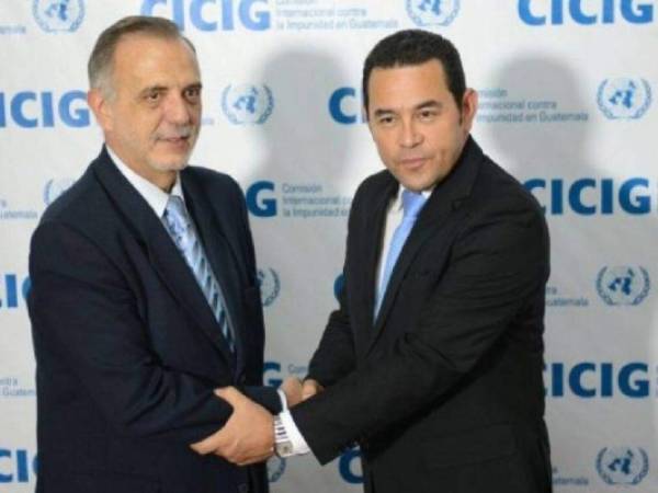 Iván Velásquez, comisionado internacional contra la impunidad en Guatemala, junto a Jimmy Morales, presidente de ese país.