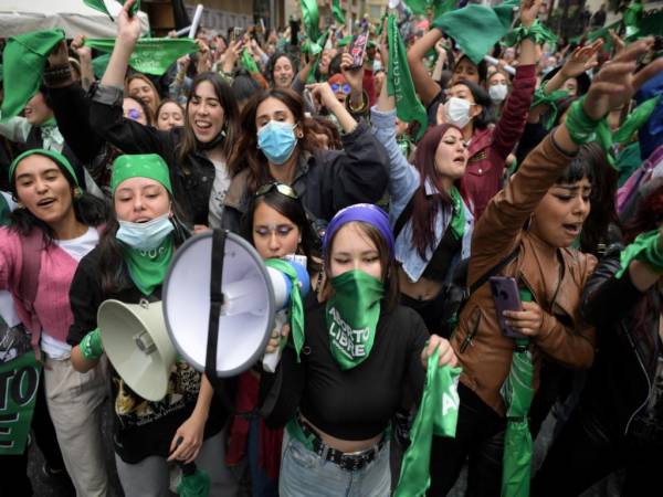 Activistas por el derecho al aborto celebran la decisión de la Corte Suprema de Colombia de despenalizar el aborto hasta las 24 semanas de embarazo en Bogotá, el 21 de febrero de 2022.