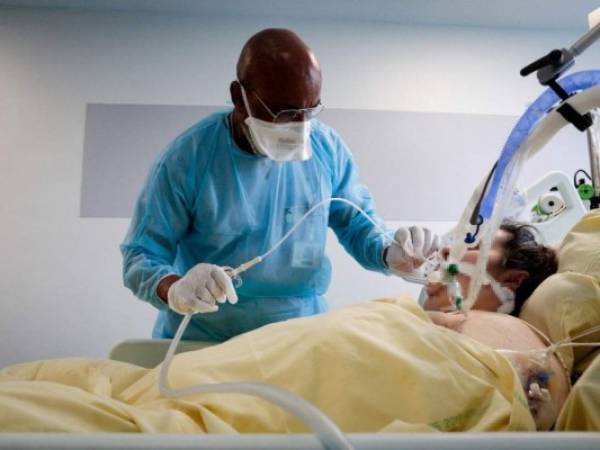 Los primeros estudios en Sudáfrica, Escocia e Inglaterra muestran que ómicron parece causar menos hospitalizaciones que delta. FOTO: AFP