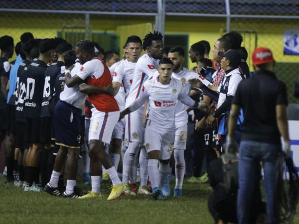 Los jugadores de Olimpia saludaron y abrazaron a sus colegas del Honduras Progreso tras el ejemplar gesto.