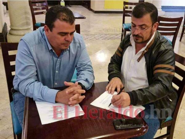 Los alcaldes Marlon Pineda (izquierda), de Santa Cruz de Yojoa, y Nelson Castellanos (derecha) firmaron el pacto de caballeros.