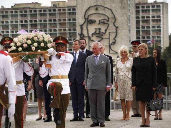 Tras una imagen del Che Guevara, el príncipe Carlos de Gran Bretaña, y Camilla, duquesa de Cornualles asisten a una ceremonia de ofrenda floral en el Monumento a José Martí durante su visita oficial a La Habana. (Foto: AP)