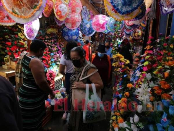 Las coronas pueden encontrarse desde los 50 lempiras, el precio en los arreglos florales depende del pedido del cliente. Foto: David Romero/El Heraldo