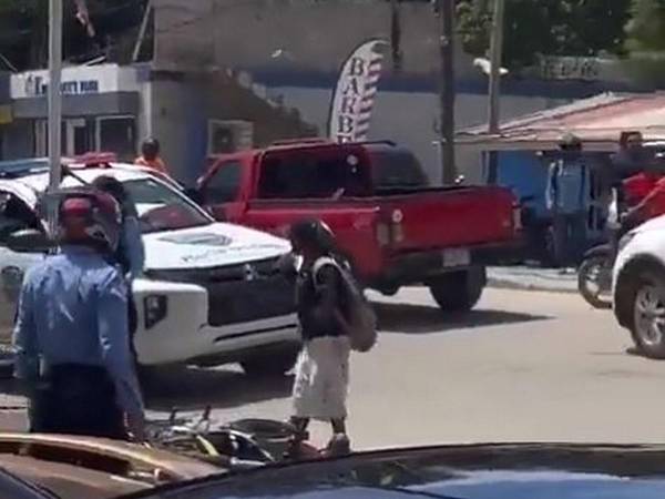 Policías de Roatán someten a hombre que los amenazaba con un machete