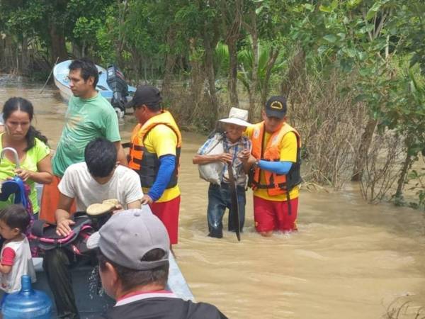 Miles de familias han tenido que ser evacuadas ante las amenazas que han dejado las inundaciones por las lluvias.