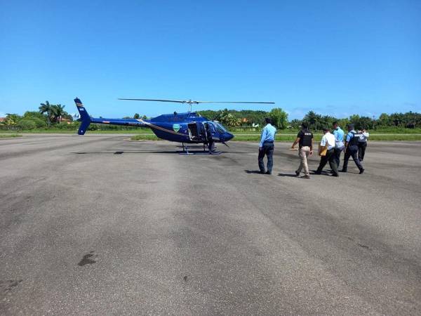 Momento en que el extranjero era conducido al helicóptero en el que viajó hasta la frontera de El Salvador para ser entregado a autoridades de ese país.