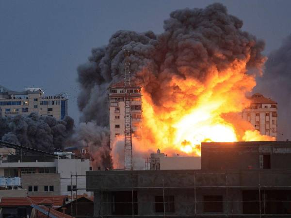 El ejército israelí indicó que aún libraba combates en “22 lugares” con “cientos de infiltrados” que ingresaron en el país “por aire, mar y tierra” para perpetrar los ataques con misiles.