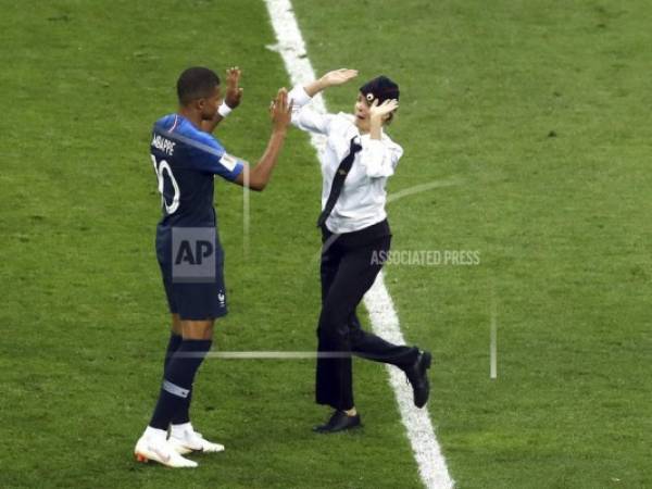 Los manifestantes, miembros del colectivo punk Pussy Riot, invadieron la cancha del Estadio Luzhniki vestidos de agentes de policía durante la segunda mitad del encuentro del domingo entre Francia y Croacia.