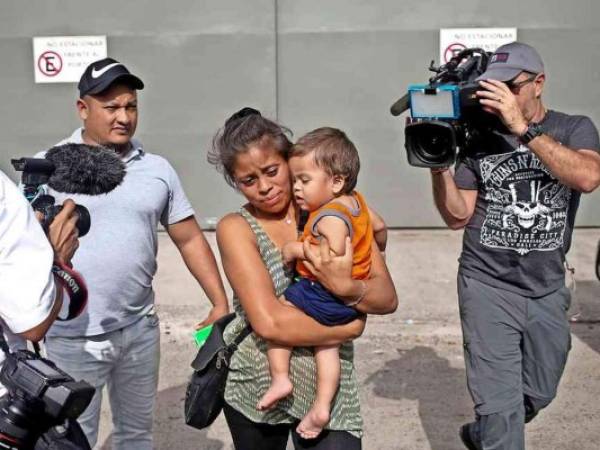 Johan pasó un tercio de su vida en un refugio gubernamental de Arizona tras ser separado de su padre en la frontera en mayo, ahora no sabe si abrazar fuertemente a su madre, pegarle o aislarse. (Foto: El Diario)