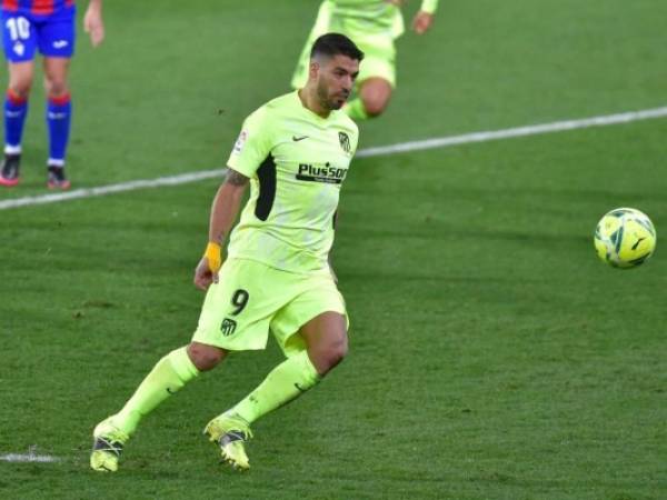 El 'Pistolero' no sólo rescató a su equipo con su puntería, sino que también alcanzó a su amigo y excompañero Lionel Messi en cabeza de la clasificación de goleadores con 11 dianas. Foto: AFP