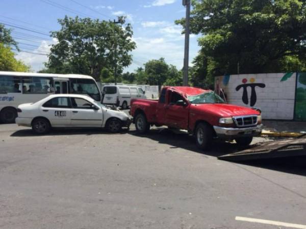 Según informes preliminares, el conductor de un taxi impactó contra una camioneta roja, precisamente a la altura de la 13 avenida.