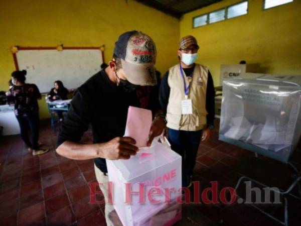 Con las medidas apropiadas y protocolos de bioseguridad los residente de Guaimaca acudieron a las urnas este domingo. Foto: Emilio Flores/El Heraldo