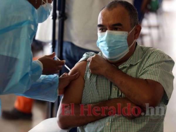 Momento en que vacunaron a los voluntarios del ensayo clínico de cruce de vacunas entre Sputnik V con Moderna o Pfizer. Foto: Emilio Flores/El Heraldo