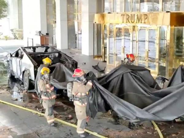 Momento cuando la Policía de Las Vegas en el que se ve el automóvil que explotó frente al Trump International Hotel de la ciudad.