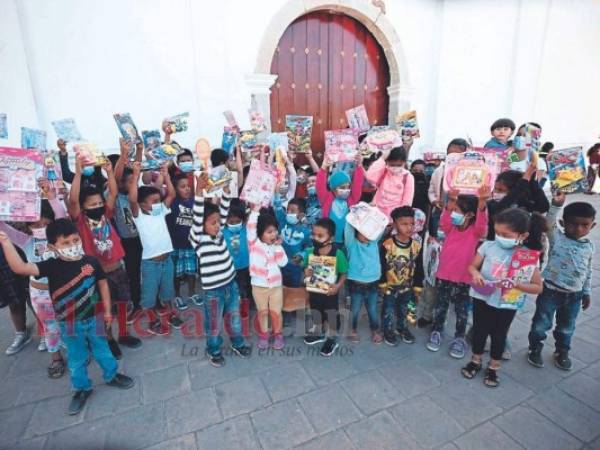 Parte de los pequeños favorecidos levantaron sus juguetes hacia el cielo. FOTOS: Emilio Flores/EL HERALDO