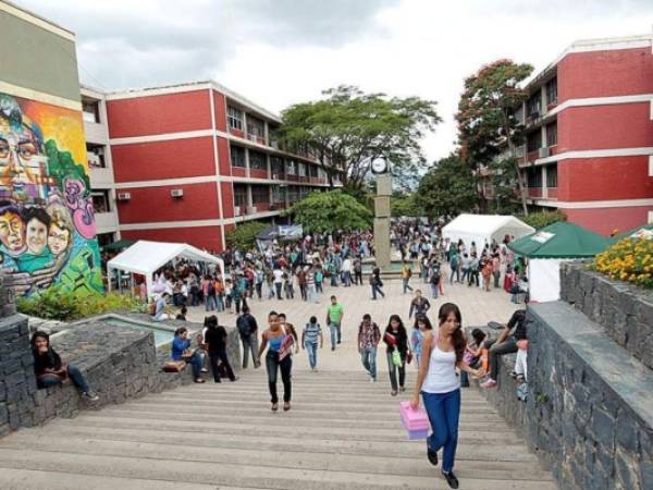 Son cientos de estudiantes y aspirantes universitarios los que se benefician anualmente del proyecto de becas que ofrece la UNAH.