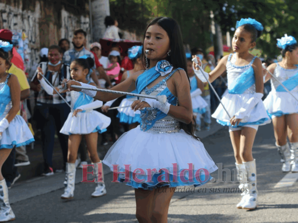 Las alumnas de primaria se sumaron a las celebraciones por el 201 aniversario de Independencia de Honduras.