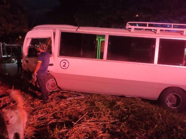 Conductores heridos tras choque entre bus escolar y turismo en carretera al Sur