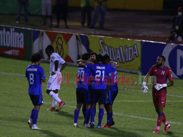 Los jugadores de El Salvador celebrando el gol de Nelson Bonilla.