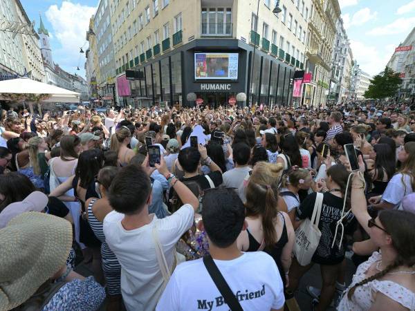 Centenares de fans de <b>Taylor</b> <b>Swift</b> se congregaron el jueves en Viena para consolarse de la anulación de los tres conciertos que la superestrella estadounidense debía dar esta semana en la capital austríaca pero que fueron cancelados por riesgo de atentado.