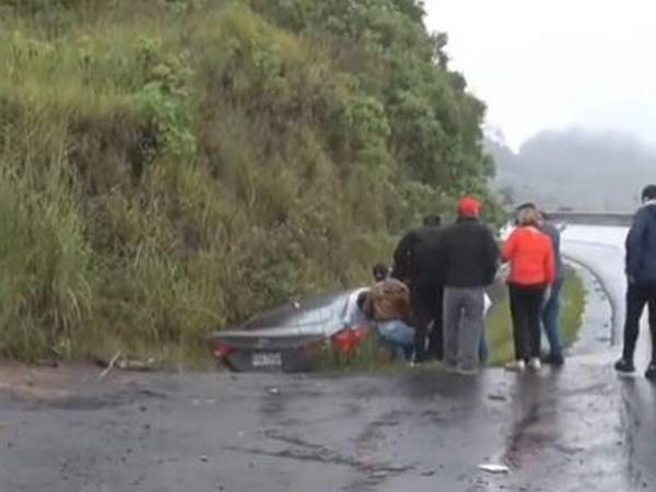 El vehículo quedó encunetado tras derrapar debido al pavimento mojado a causa de las lluvias.