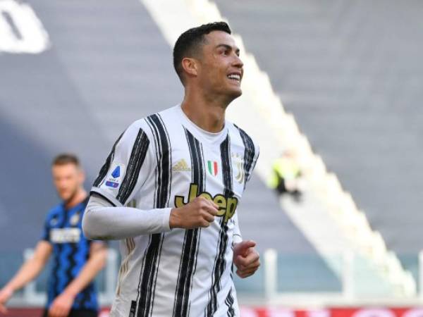 El delantero portugués de la Juventus, Cristiano Ronaldo, celebra tras anotar un penalti para abrir el marcador durante el partido de fútbol de la Serie A italiana Juventus vs Inter el 15 de mayo de 2021 .