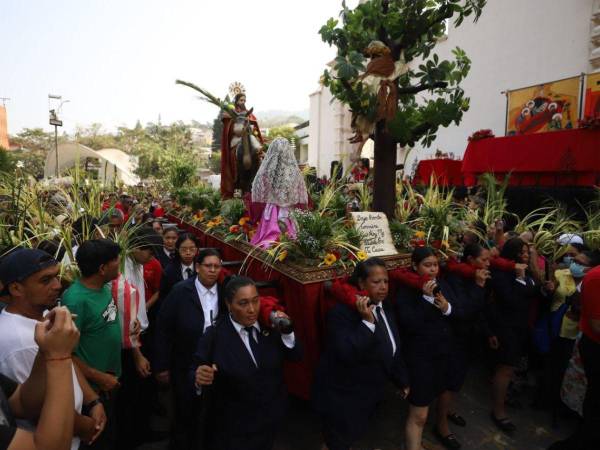 Momento en que la precesión llegó a la Catedral.