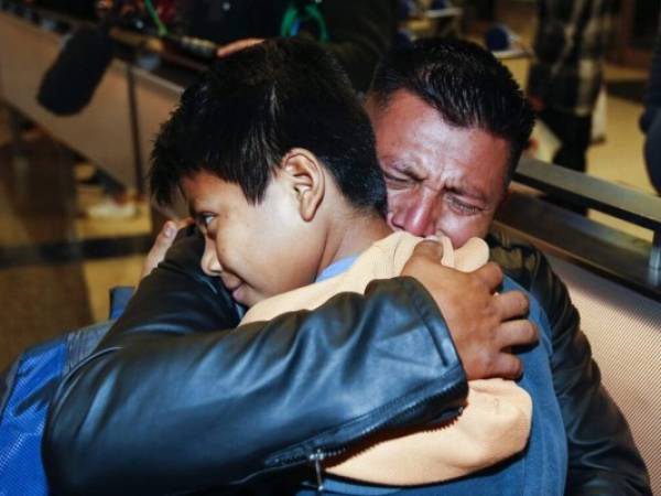 David Xol se abraza con su hijo Byron en el aeropuerto de Los Ángeles al reencontrarse ambos luego de una separación de un año y medio. Foto: AP.