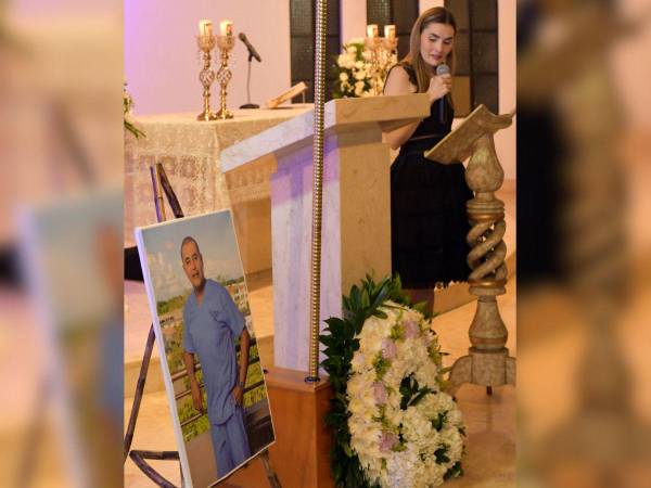 Claudia Otero, amiga del cirujano colombiano Edwin Arrieta Arteaga, asesinado por el español Daniel Sancho la semana pasada en Tailandia, asiste a una ceremonia en una iglesia del municipio de Montería, departamento de Córdoba, Colombia.